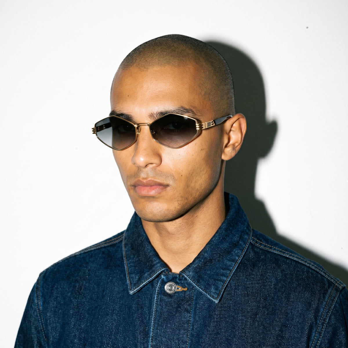 9FIVE Iris Rhombus Black Gradient Sunglasses — worn on model [g:black-gradient s:all o:4]